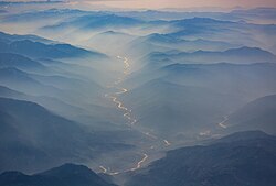 河谷に生じた靄、航空機から撮影