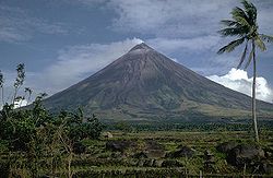 マヨン山などの火山に見られる円錐形の自然物