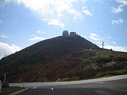 釜臥山展望台前駐車場より見る山頂