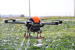 農業用無人機による散布作業