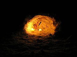 兵庫県で見られる小規模なかまくらの例