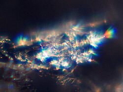 強い直射日光を受けた雪の結晶
