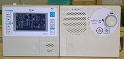 富士通ゼネラル(現・ゼネラル)製の戸別受信機と、着脱式文字表示装置