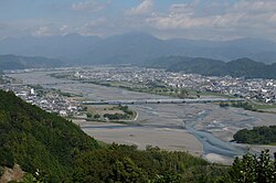 上流側を望む河川風景と複数の橋梁