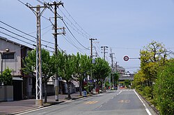 鉄道用の電柱と架線支持の様子