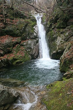 東山腹の牧野尾谷にある滝少将淵
