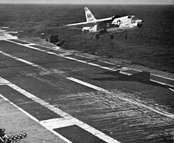 空母への着艦を中止し着艦復行(Wave-off)する F-8