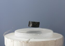 超伝導の物理的特性と応用技術