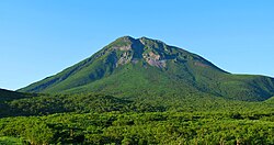 知床峠から望む羅臼岳山頂