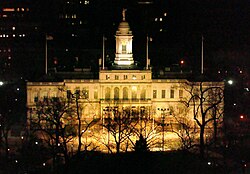 夜の市庁舎