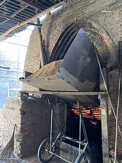 炉に投入される籾殻(ベトナム)