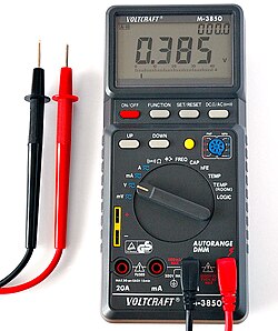 電圧測定の準備を終えた回路計