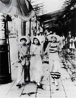 銀座通りを闊歩するモダンガール(1928年撮影)