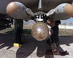 A-10のハードポイントにLAU-88を介して3発のAGM-65を搭載した状態
