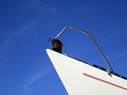 ヨットの船首に赤緑の航行灯を組み合わせたものがついている。