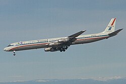 逆噴射を行いながら降下するDC-8
