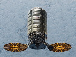 国際宇宙ステーションに接近中のシグナス5。宇宙船の後方に航行灯が見える。