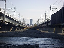 東海道線と新幹線の橋梁の間から見える静岡市の風景