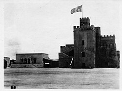 オサマ砦にはためくアメリカ合衆国の国旗、1922年撮影。