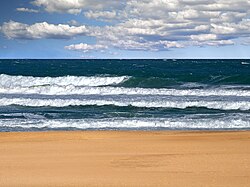 海岸から望む空に浮かぶ扁平雲
