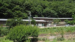 1号庁舎(右奥)・2号庁舎(左手前)