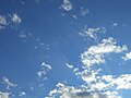 様々な割合の雲が広がる空の様子