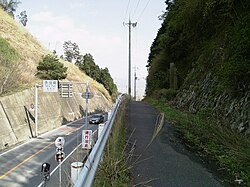 山間部の道路と峠付近の風景
