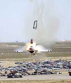 射出座席:航空機搭乗員の緊急脱出装置