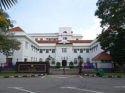 裁判所:司法権を行使する国家機関の役割と構造