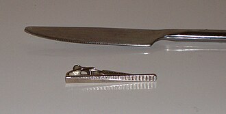 ネクタイピンの歴史と種類:装身具としての役割と実用性