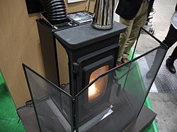 稼働中のペレットストーブ