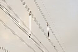 ギャロッピング現象防止策として取り付けられている相間スペーサ