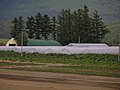 広大な土地を利用し多数建ち並ぶ北海道のビニールハウス(富良野市)