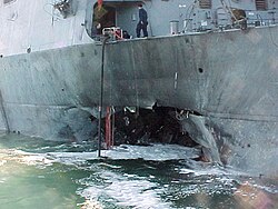 被害を受けた米艦コール