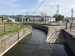 霧島市の隼人塚付近を流れる宮内原用水路の様子