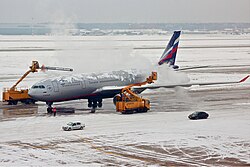 防氷作業が行われている航空機