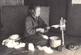 日本での手紡ぎの様子(1914年)