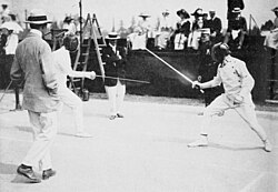近代五種競技に出場した際のパットン(右)。