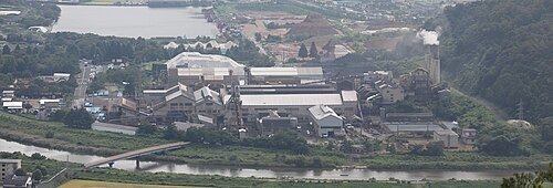日本冶金工業大江山製造所と野田川(手前)