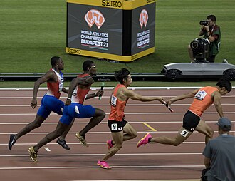 2023年世界選手権の4×100mリレー決勝にて坂井隆一郎からバトンを受ける栁田