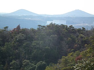 シビレ山山麓から見る三木方面(雌岡山・雄岡山)