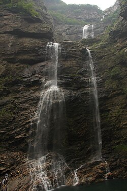 廬山にある落差の大きな滝の様子