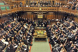 イギリス下院の議員が討論中に参集している様子