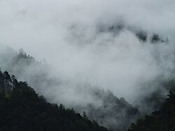 山あいに立ち込める層雲