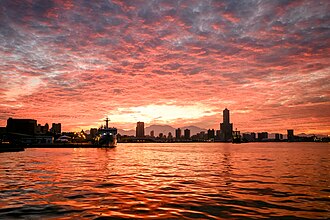 空が明るみ始める早朝の風景