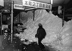 雪に埋もれた商店街