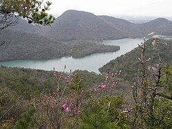 全国各地に見られる谷を堰き止めて造った灌漑用の人造湖（山池、ため池）の一例。昭和池（兵庫県加東市）
