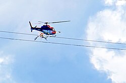 架空送電線のヘリコプタを使ったメンテナンス作業(カナダ)