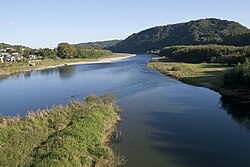 鷲子山塊と鶏足山塊の間を流れる那珂川