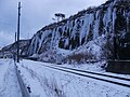 崖の地層から染み出た水による氷柱
